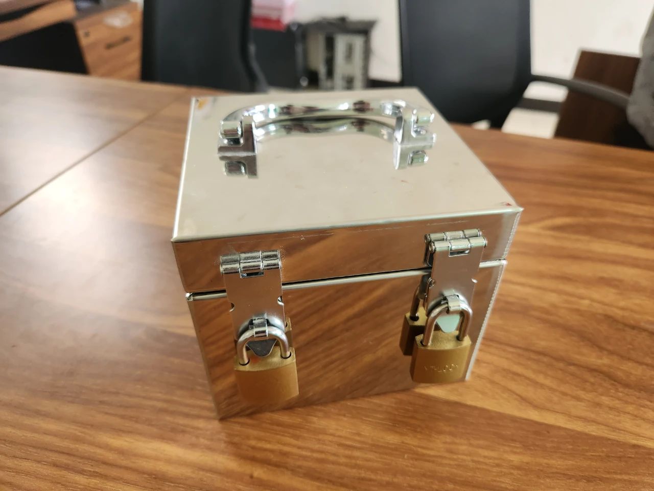 “鐵箱鎖章”村章鄉(xiāng)管何時(shí)休